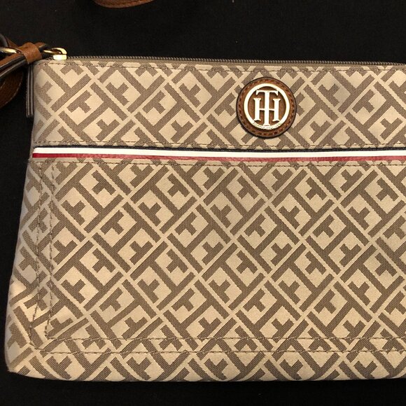 Tommy Hilfiger Monogram Crossbody Purse. - Picture 3 of 11
